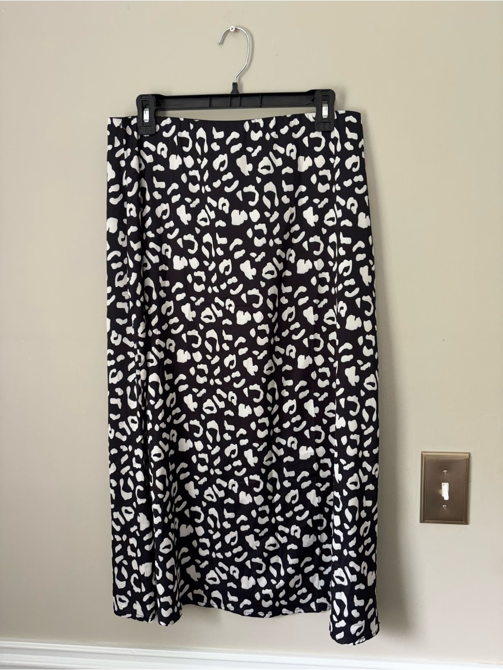 SHEIN - Black and White Leopard-Print Midi Skirt